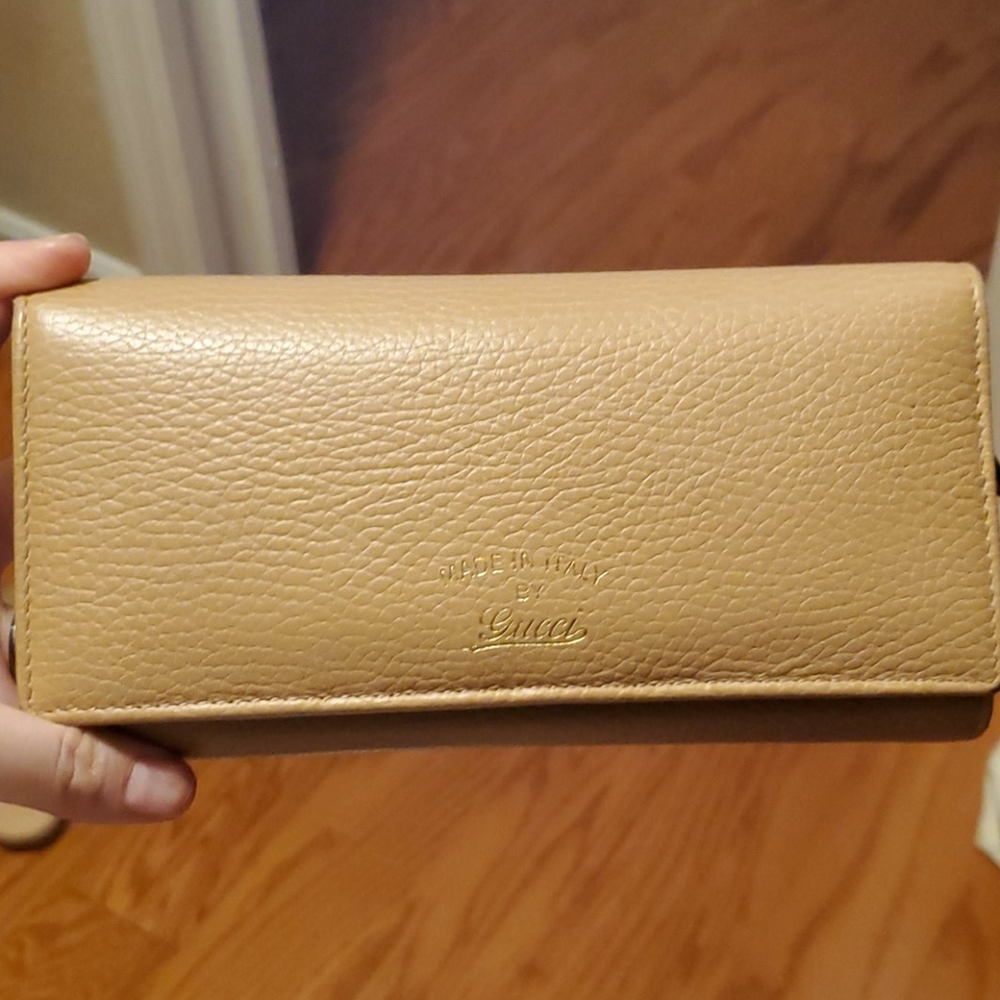 Authentic Gucci Beige Calfskin Continental Wallet
